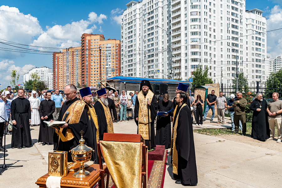 Освящение крестов для строящегося Никольского храма в микрорайоне Кузнечики города Подольска